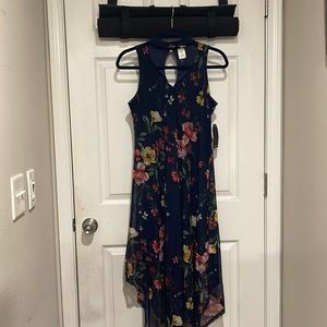 Floral pattern dress with a opening.